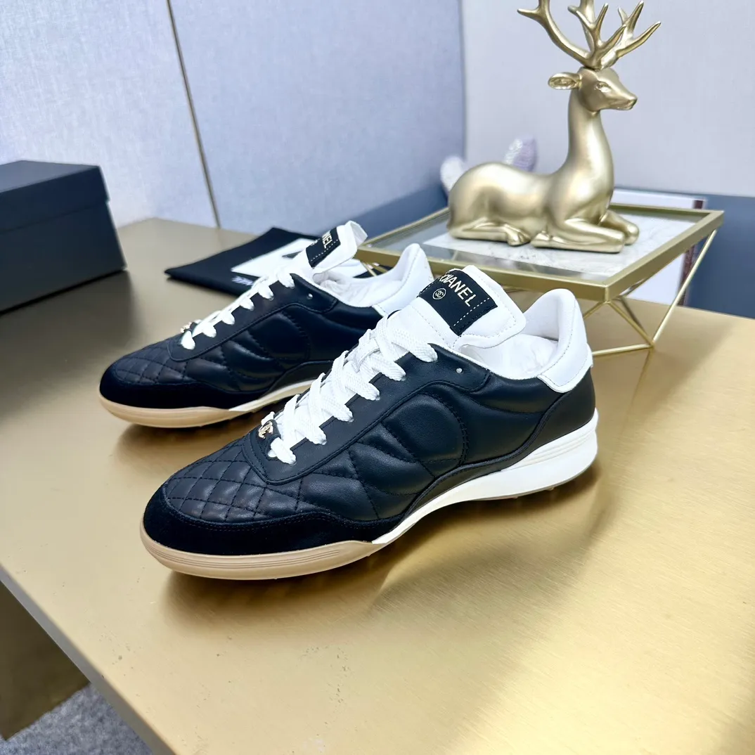 👟👟Ex-factory price 520👟👟 Top version Chanel Chanel - 2023 counter top casual sports shoes. This classic design; the upper is electro-embroidered with a variety of techniques; the outsole is fashionable and sporty; it is unusual to incorporate a variety of color matching elements... The diversified mix and match is very beautiful and versatile, and can be used for leisure, fashion, sports and outdoor... ꫛꫀꪝ Go➫ Material: ❶The upper is made of: original imported mercerized velvet + double-layer breathable mesh ❷The inner part is made of: the original imported breathable mesh ❸The outsole is based on: original TPU combination outsole Special counter boutique packaging complete set for women 35–41